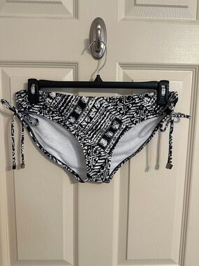 Lelani Geometric Pattern bikini bottom w metal accent side ties, Black/White, 10